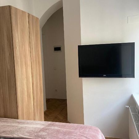 Tiny Twix Room In The City Centre Любляна Экстерьер фото